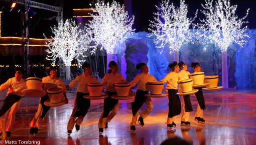 En makalös dans med kaffekoppar.