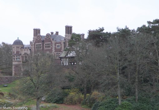 Vi tar husbilen och kör 45 km söder över och kommer till Tjolaholms Slott