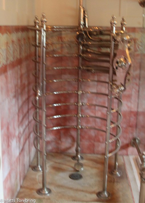 Slottsfruns dusch med runt om spolande vatten.