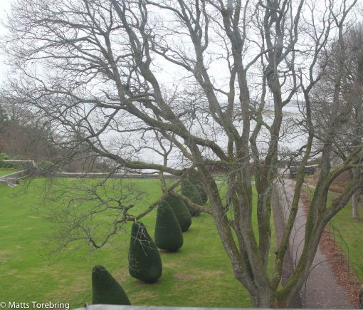Utsikt från tredje våningen mot baksidan och havet.