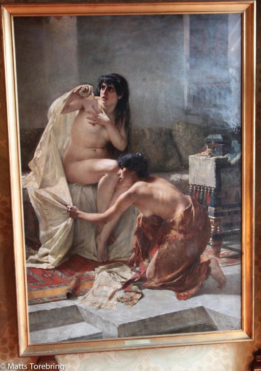 Massor av konst på väggarna