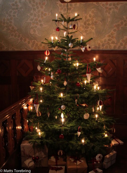 Äkta julgranar lyser upp i alla rum.