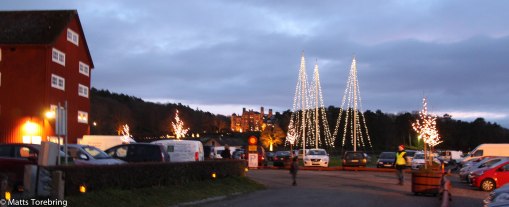 Nu är det snart kväll på Tjolaholm.