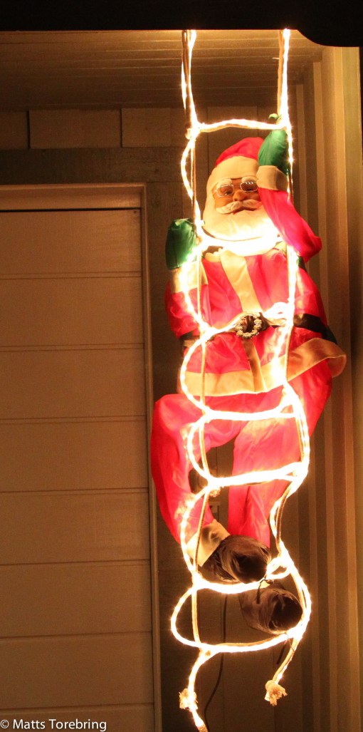 Nu kommer jag klättrandes ned från vinden på nya garagetaket