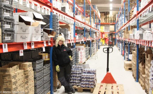 Annika har tagit över i julpacken