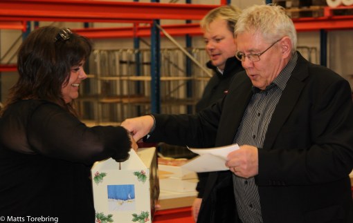 Här får sonhustrun Carina sin Tomtelåda av Niklas