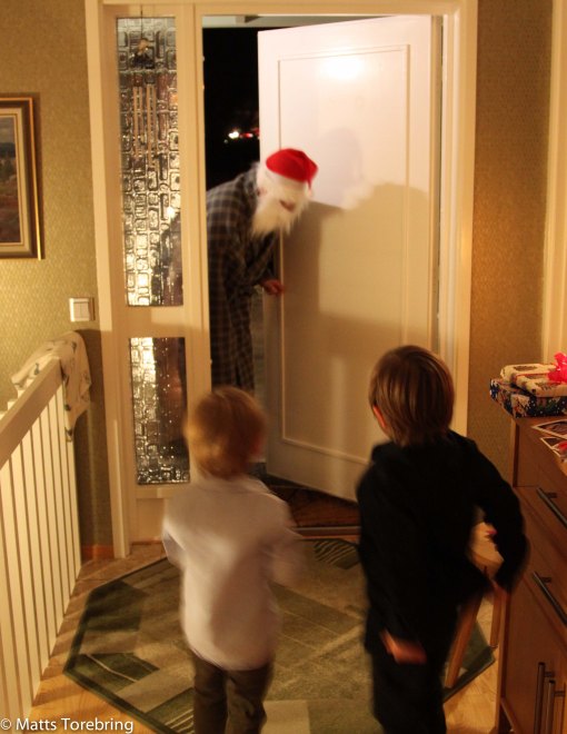 Tomten kom in, tomten kom in, skrek barnen.. 