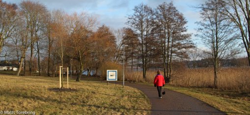 Strandpromenaden in mot Motala Centrum