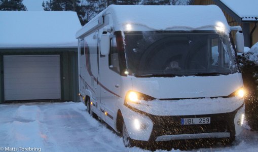 Vi har skottat fram Bobilen ur snödrivorna och åker söder över