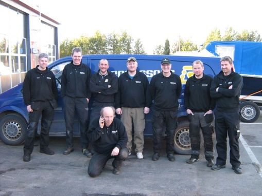 Ägaren Inge Bengtsson  på knä framför sin personal. (Lånad bild från nätet)