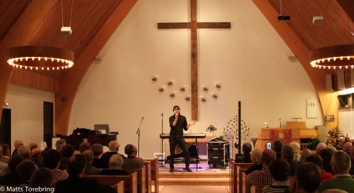 Erling Lundberg sjunger för en fullsatt kyrka.
