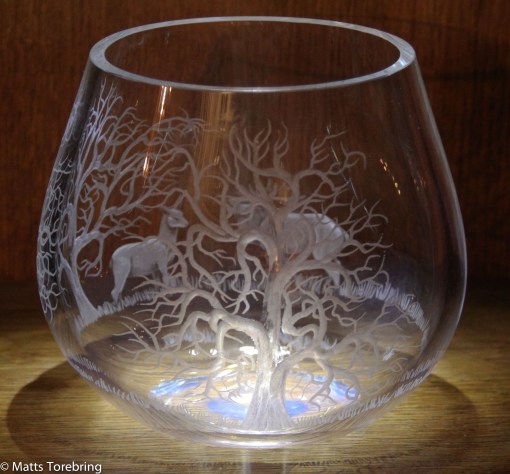 Jag har monterat in Led belysning under varje hylla.