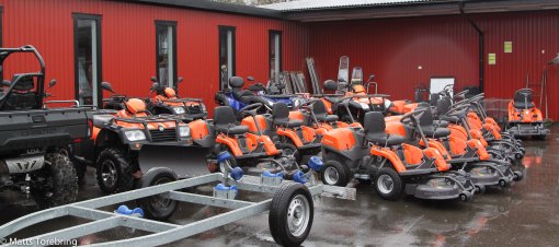 Vi brukar se Inge Bengtsson köra sina gräsklippare i tv reklamen