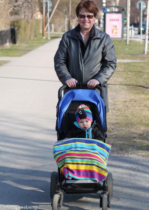 Nästan försommarvärme när vi gick ut på promenad.