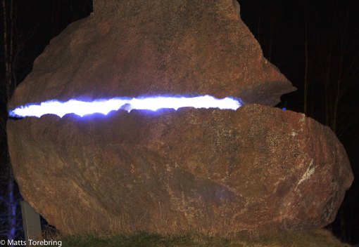 Alla ser de stora belysta stenblocken från riksväg 32