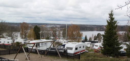 Campingen är väl terasserad i en sluttning ned mot Mäaren
