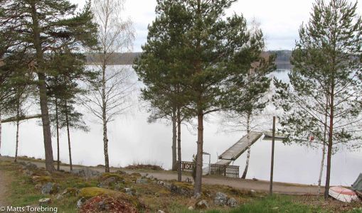 Tre badbryggor nere vid Mälaren
