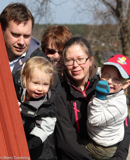 Familjen samlad vid väderkvarnen