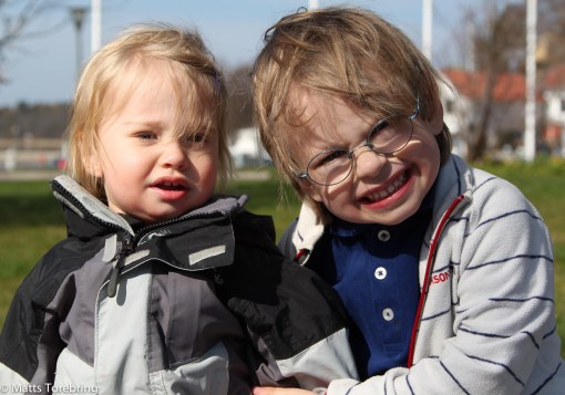Nelly & Oliver trivdes i solskenet i hamnen.