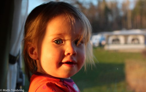 Måste jag sova redan sa Nelly och tittade ut i fönstret i morfars  & Mormors husbil.