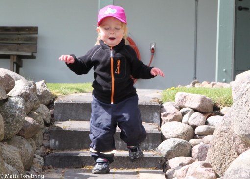 Roligt att hoppa i morfars stentrappor.