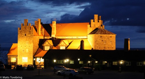 Restaurang Gyllene Uttern i kvällsbelysning