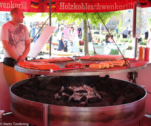 Korven grillas på glöd