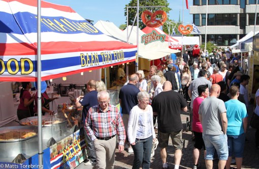 Runt klockan tolv var trängseln stor på torget