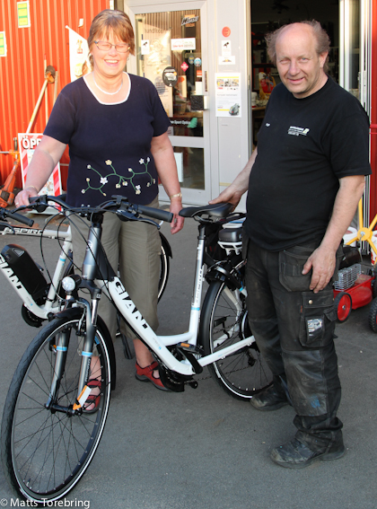 Inge Bengtsson överlämnar en Giant elcykel till Birgitta 