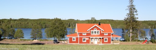 En familj har byggt ett nytt Löfsta Trähus utefter grusvägen.