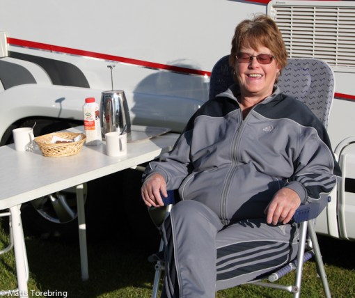 Strax efter klockan sju kunde vi dricka morgonkaffe ute i solskenet
