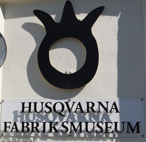 Bussen stannar utanför entrén.