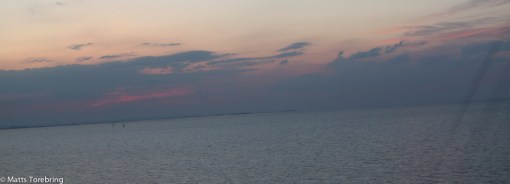 Mörkret har fallit när vi passerar över Öresundsbron.