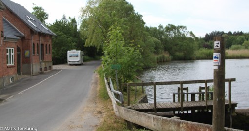 Det står en husbil därborta, sa Birgitta när det ljusnat.