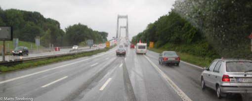 Störtregn hela  förmiddagen  med varning för hård vid på broarna.