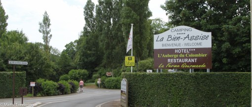 Infarten till campingen ligger direkt i en rondell vid "stora vägen"