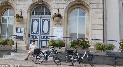 Vi fick sätta oss på en trappa och vänta tills affärerna öppnade