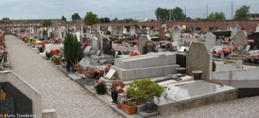 En Jättekyrkogård mötte oss.