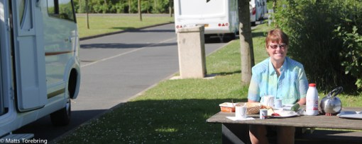 Vi svänger in på Shelltapp för att tanka och äta frukost.