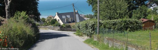 Vi närmar oss en by nere vid havet, efter branta backar utför