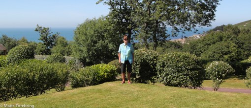 Birgitta poserar från tomten mitt emot oss.