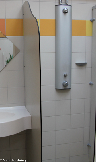 Exemplariska stora duschar och maximalt välstädat