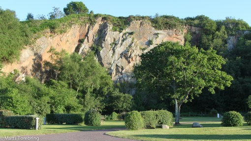 Högst upp på campingen är vi skyddade av ett stort berg