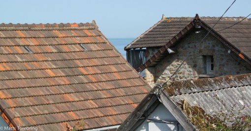 Husen ligger tätt utmed stranden
