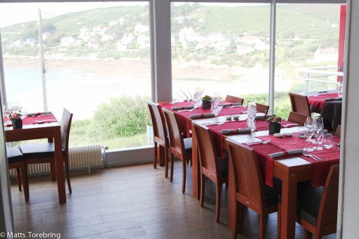 En mycket trevlig restaurang med utsikt över havet