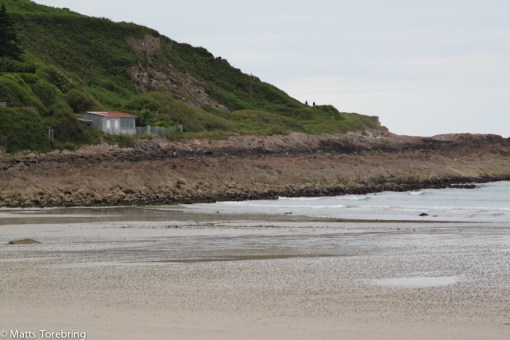 Någon gick med en golfklubba och tränade golf nere på den släta ytan.