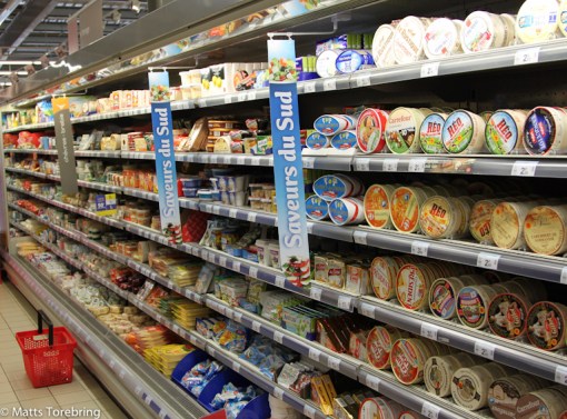 En av flera hyllor med dessertostar.