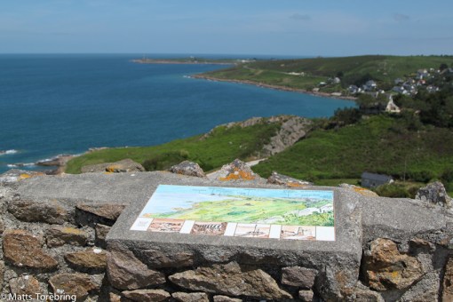 En utsiktspunkt med karta och kompassriktning