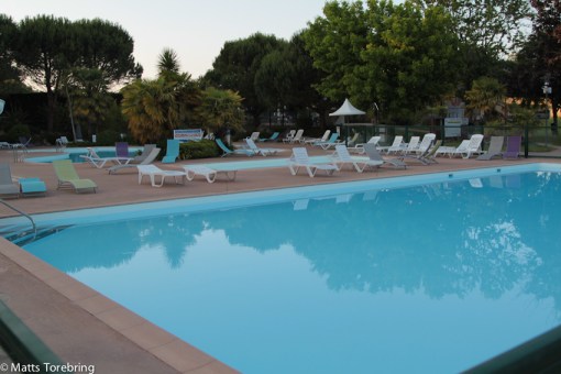 Denna pool är 2,10 djup så kanske jag simmar lite senare