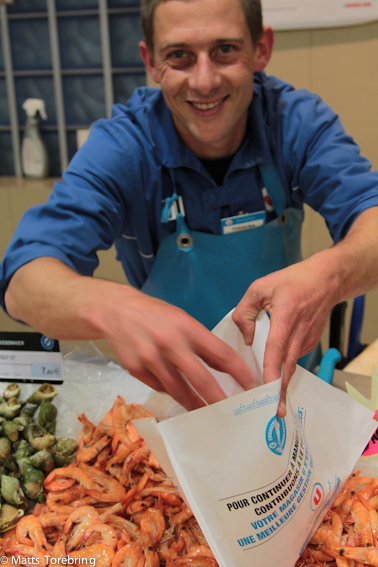 8,90 € / kg för färska räkor & 5 € extra för foto sa denna glade man